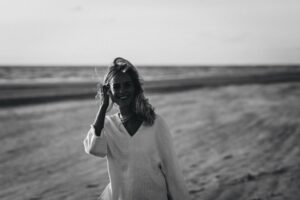 Vrouw wandelt in de natuur – symbool voor rust, verbinding en een holistische levensstijl volgens Ayurveda.
