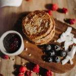 Stapel gezonde pannenkoekjes met pompoen en heerlijke toppings