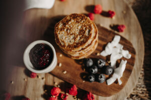 Stapel gezonde pannenkoekjes met pompoen en heerlijke toppings