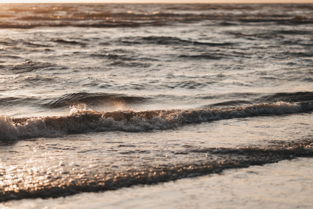 Visualisatie van een rustgevende zee als metafoor voor gedachten laten stromen – bij mindfulness oefening uit ACT