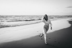 Vrouw bij strand als symbool voor de vurige Pitta dosha in de Ayurveda