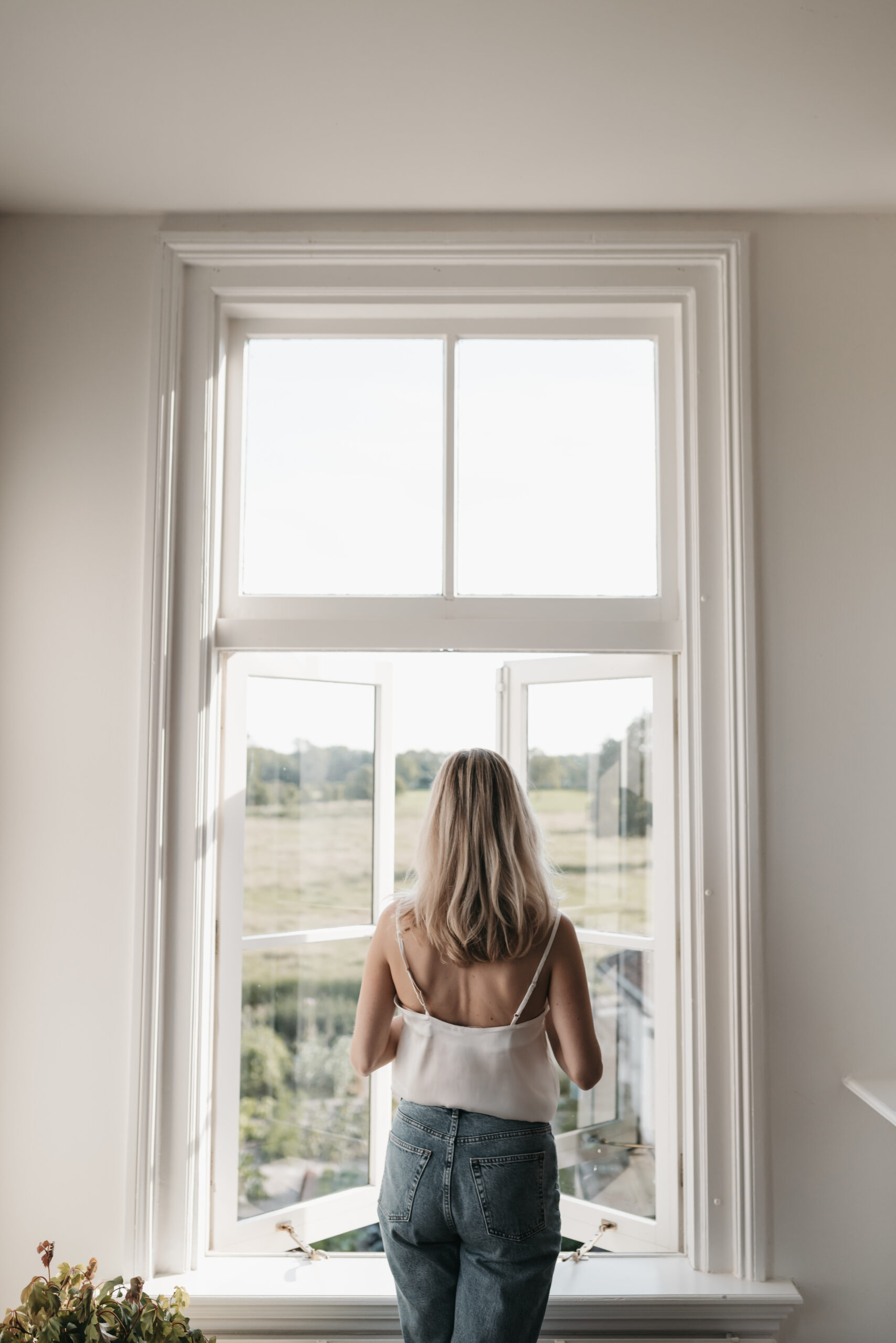 ochtendroutine zonder stress. Vrouw kijkt uit raam.