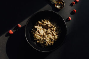 Gezonde havermout met gouden melk, pompoen en saffraan