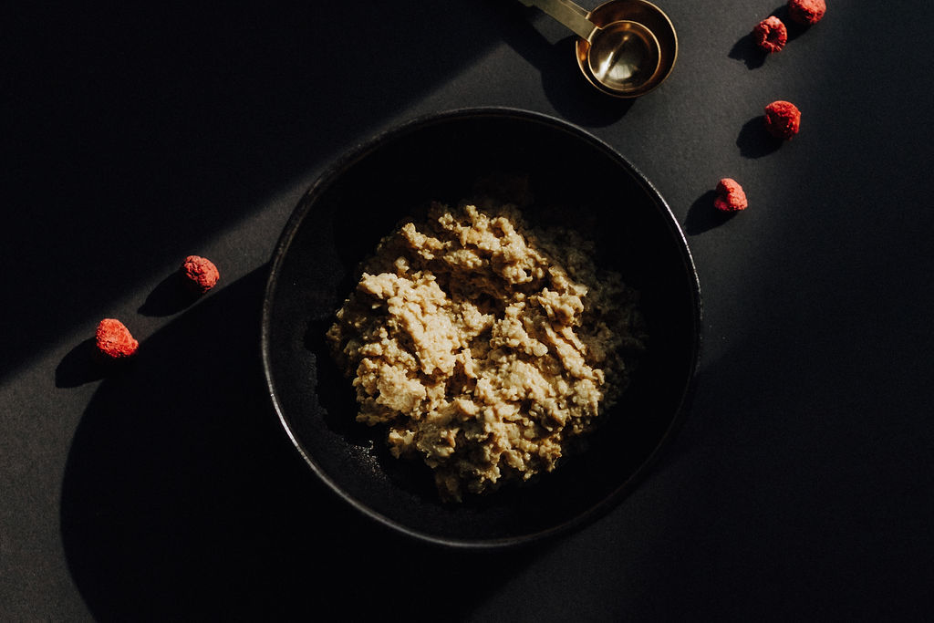 Gezonde havermout met gouden melk, pompoen en saffraan