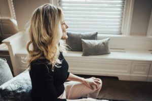 Vrouw leert begrijpen wat chronische pijn echt betekent en hoe herstel mogelijk is.